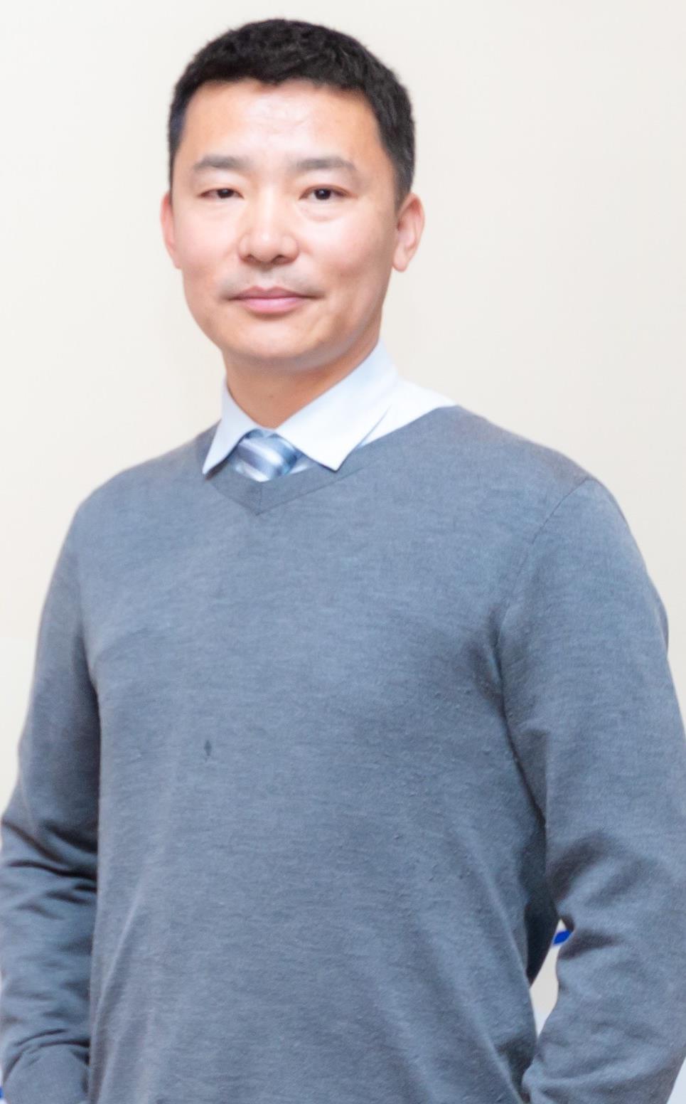 李春伟